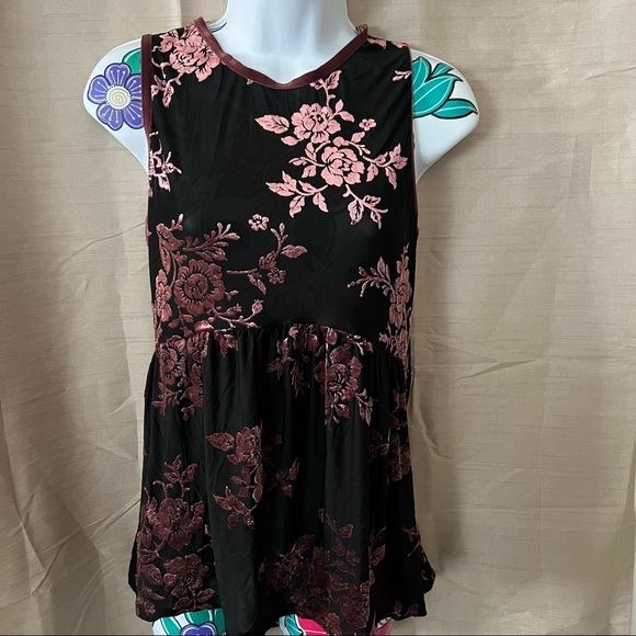 Knox Rose Black Sleeveless Pink Velvet Rose Blouse - Picture 2 of 5